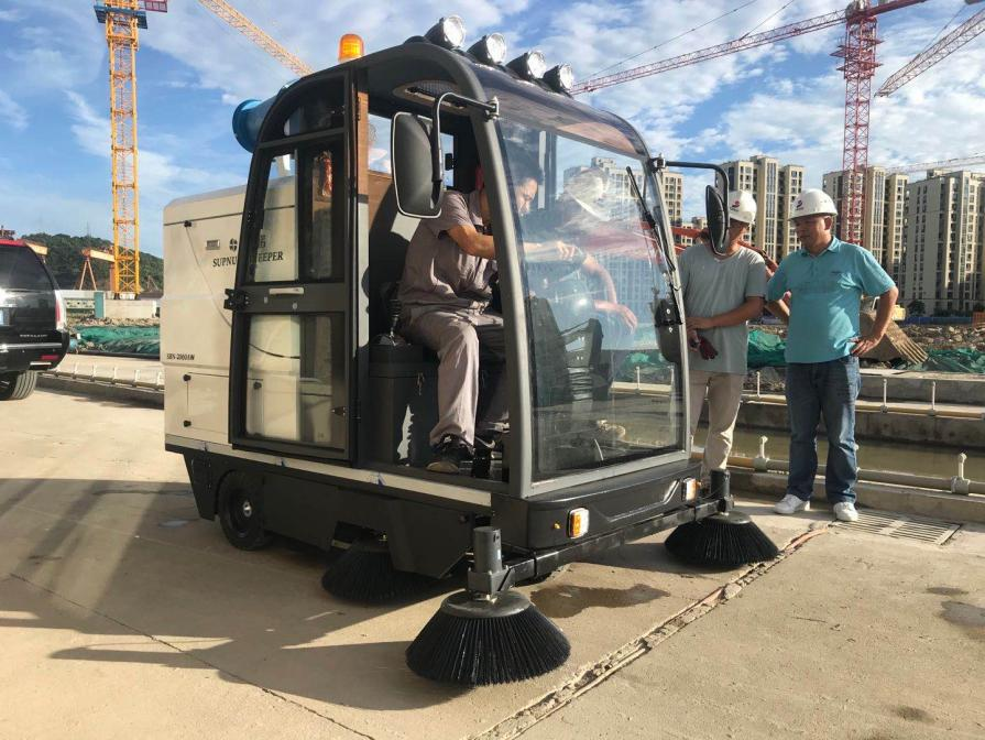 西藏龙海市电动清扫车：现代城市清洁的新解决方案