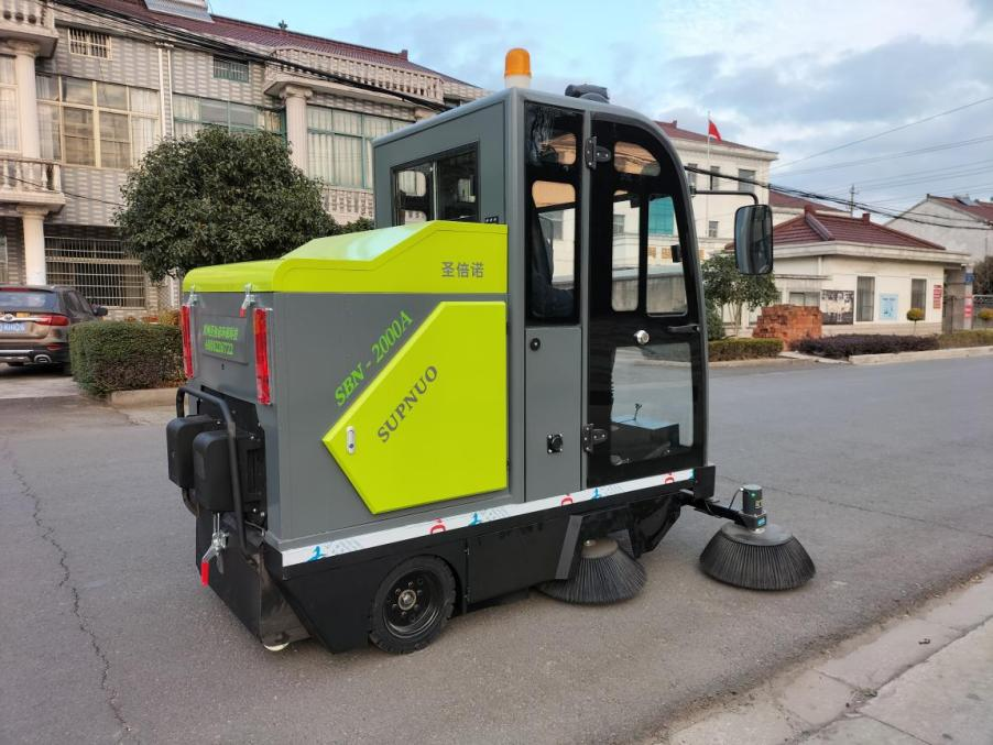 西藏龙建清扫车_0